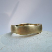 Glooiende ring geelgoud 